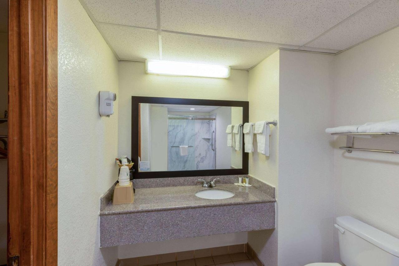 Hotel Super 8 By Wyndham Seguin Esterno foto