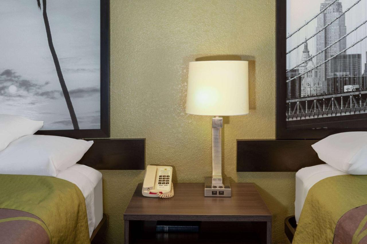 Hotel Super 8 By Wyndham Seguin Esterno foto