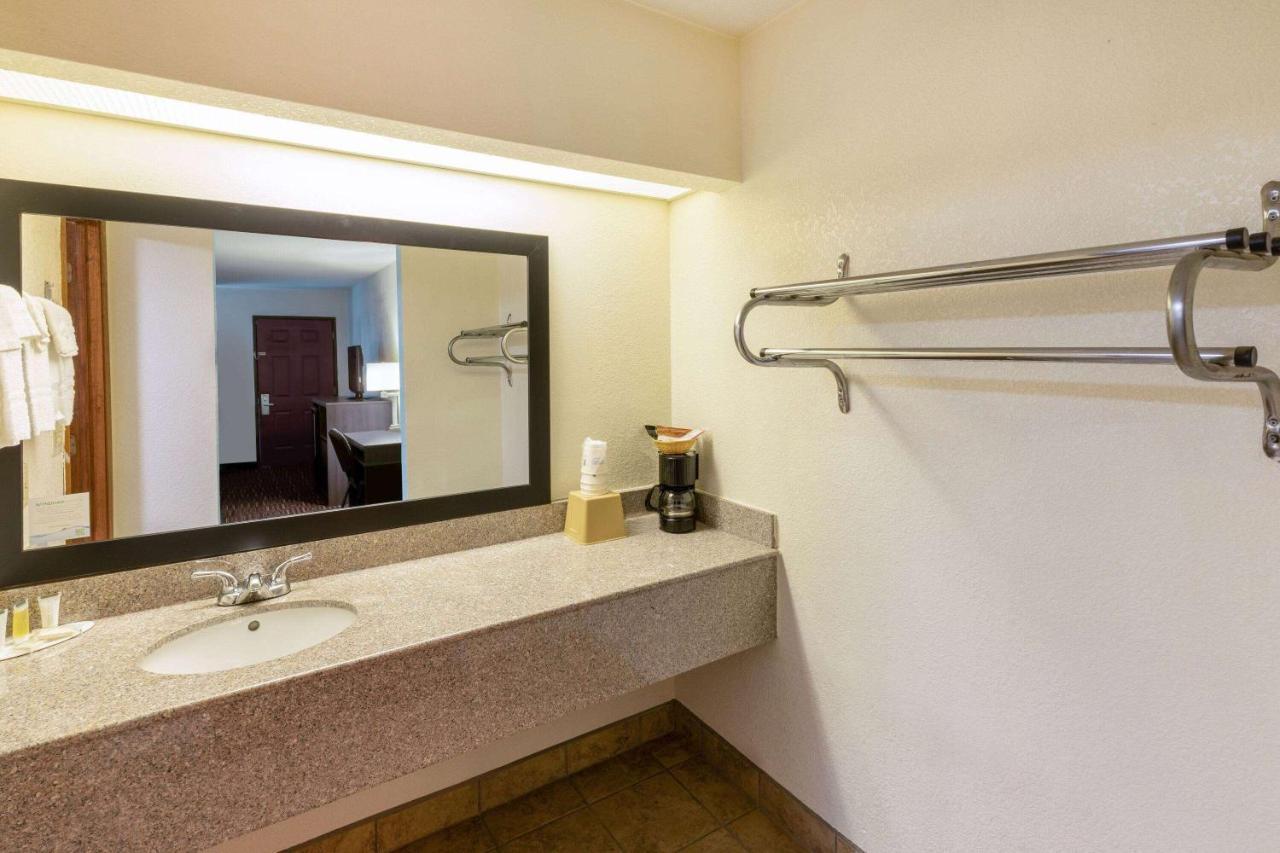 Hotel Super 8 By Wyndham Seguin Esterno foto