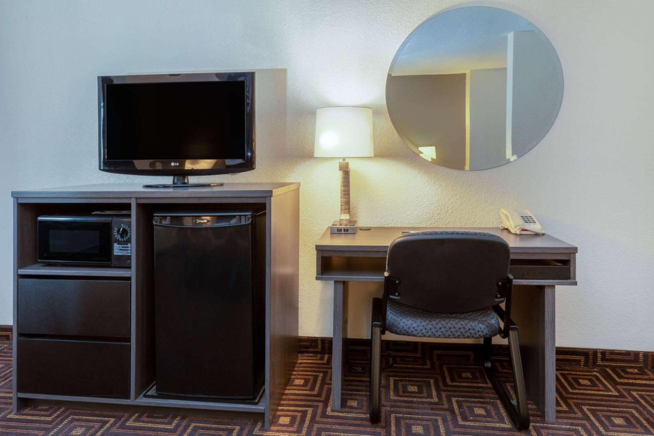 Hotel Super 8 By Wyndham Seguin Esterno foto